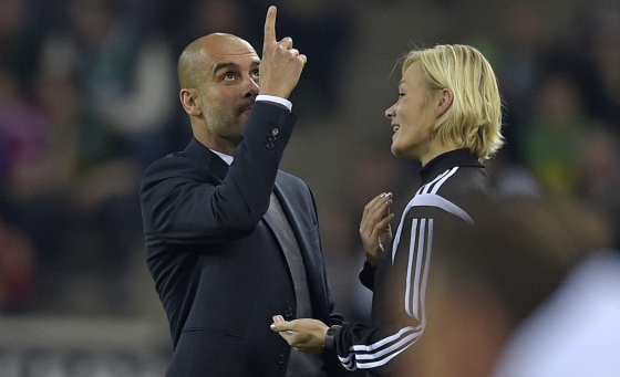 Guardiola discute con la cuarto árbitro.