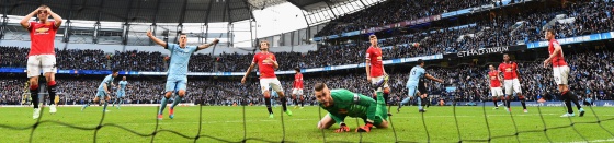 De Gea, en el centro, tras encajar el gol de Agüero.