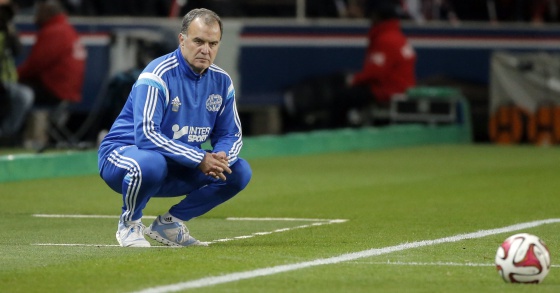 Bielsa, en la banda, durante el duelo del Parque de los Príncipes.
