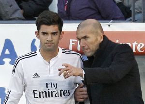 Zidane da instrucciones a su hijo Enzo, antes de debutar con el Castilla.