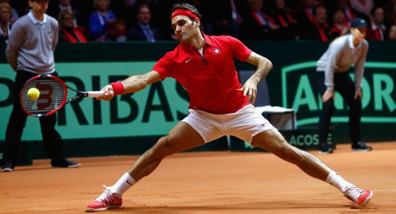 Federer devuelve la pelota ante Monfils
