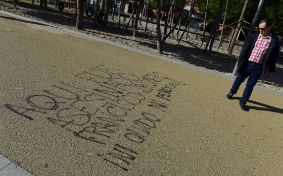 Pintada en Madrid Río en recuerdo del asesinado