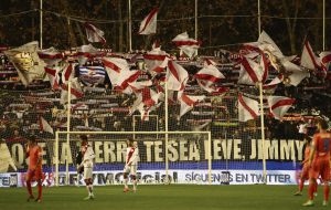 Los hinchas del Rayo, en el partido de Copa contra el Valencia, homenajean a 'Jimmy'.