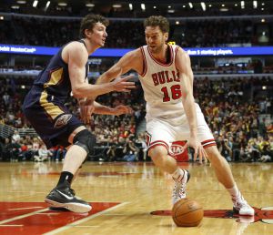 Pau Gasol intenta superar a Asik.