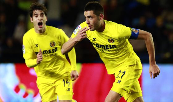 Bruno Soriano, en primer plano, celebra un gol.