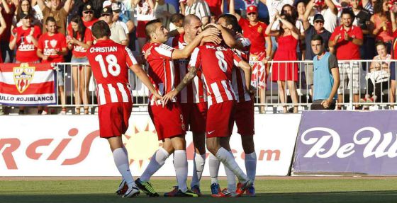 Jugadores del Almería celebrando un tanto.