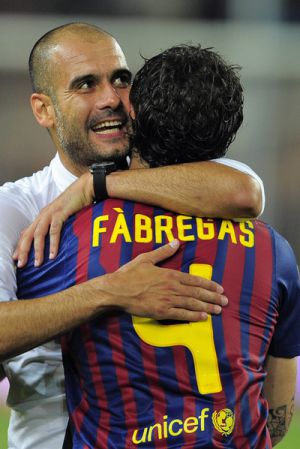 Guardiola abraça Cesc, després de guanyar la Supercopa d'Espanya el 2011.