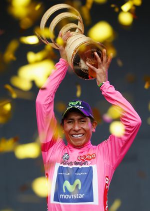 Nairo Quintana levanta el Trofeo Senza Fine en el Giro 2014.