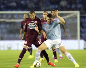 Vigo Fontás pugna un balón con el argentino Fariña, del Deportivo, en el derbi de ida, en septiembre.