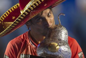 David Ferrer besa el trofeo del vencedor en Acapulco.