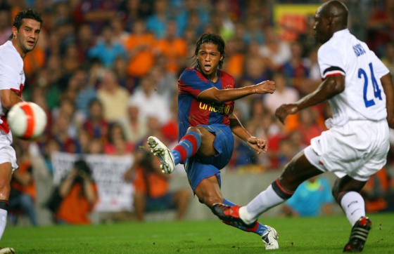 Giovani dispara a porta durant un partit amb el Barça en 2007.