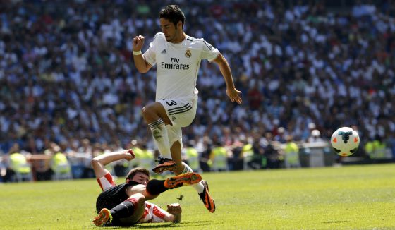 Isco, tras intentar pasar a un rival del Athletic en el encuentro de ida, l apsado mes de octubre.