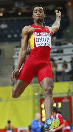 Jean Marie Okutu en la final de longitud.