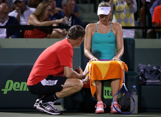 Sharapova conversa con su preparador, Sven Groeneveld.