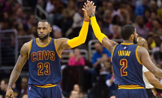 LeBron James choca la mano con Kyrie Irving.