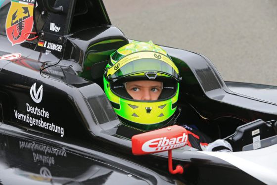 Mick Schumacher es prepara per a una volta de la prova al circuit d'Oschersleben.