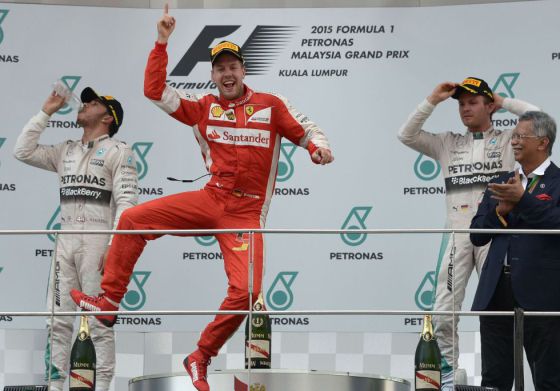 Vettel celebra su victoria en el Gran Premio de Malasia ante Hamilton y Rosberg