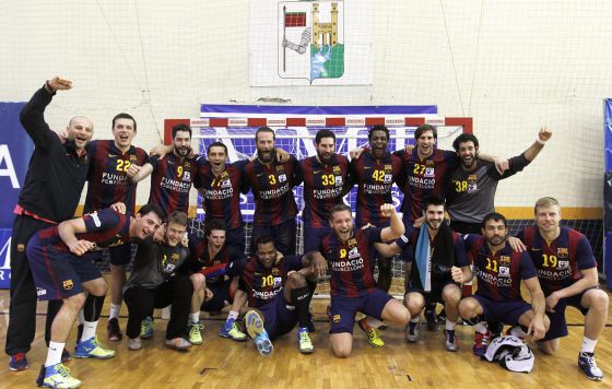 La plantilla de el Barça d'handbol celebra el títol de Liga.