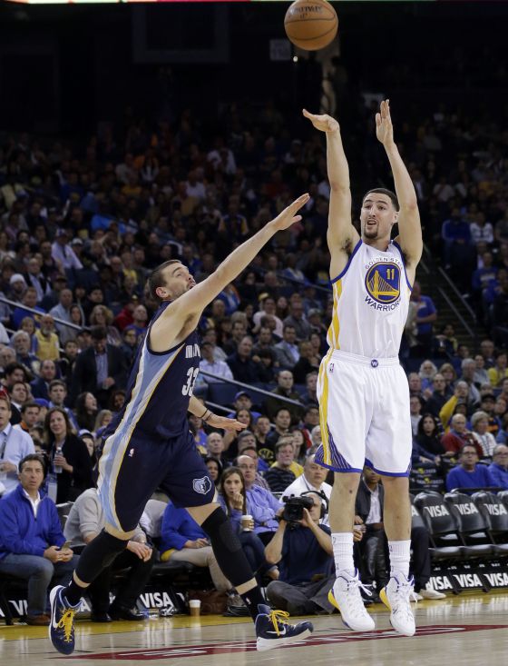 Klay Thompson llança davant Marc Gasol.
