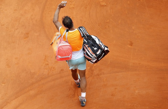 Nadal se despide de la grada de Montecarlo.