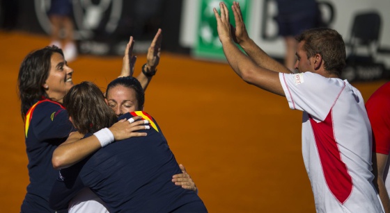 Conchita Martínez (i), Sorribes y Arruabarrena celebran la permanencia.