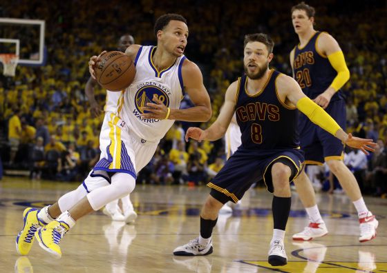Curry, marcado por Dellavedova.