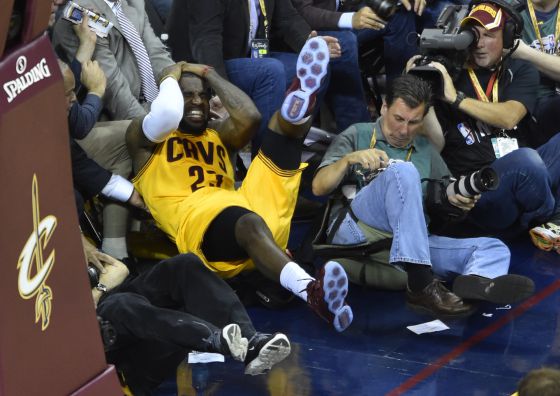 LeBron James, després de xocar amb una càmera.