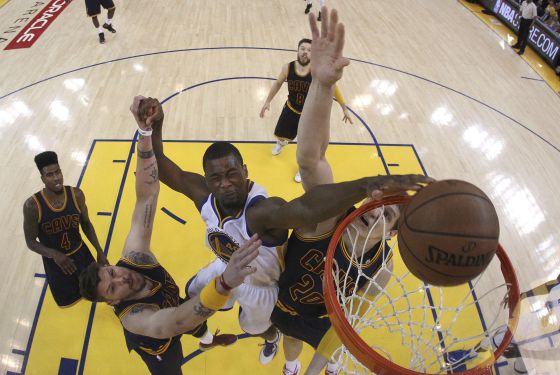 Mat de Barnes, entre Mozgov i Miller.