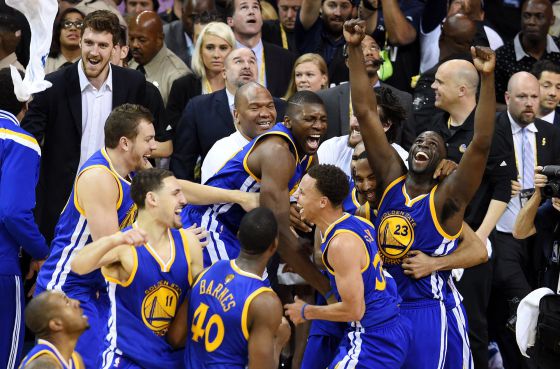 Los jugadores de los Warriors celebran el título.