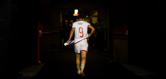 Vero deja el campo tras la eliminación de España.