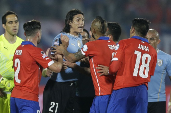 Edinson Cavani se encara con Gonzalo Jara