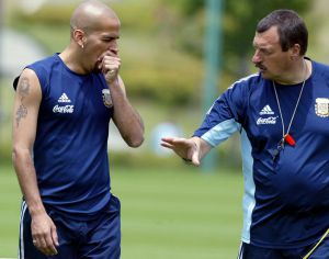 Juan Sebastián Verón atiende las indicaciones de Luis Bonini durante el Mundial de Corea y Japón.