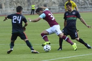 Lee, que marcó el gol, controla ante dos rivales.