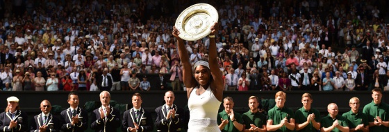 Serena posa con el trofeo de campeona.