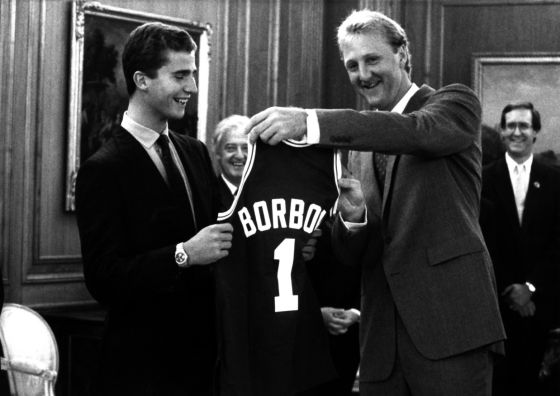 Larry Bird le regala una camiseta al entonces Príncipe Felipe
