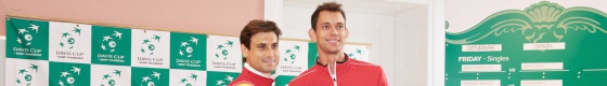 Ferrer estrecha la mano con Nielsen tras el sorteo.