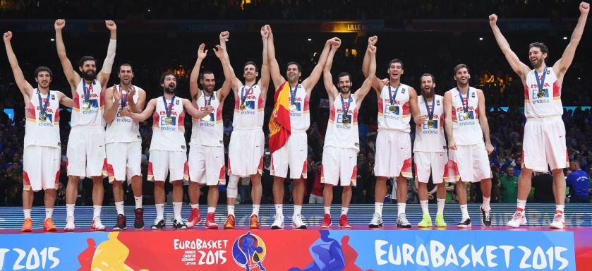 Los jugadores de España celebran el oro en el Eurobasket.