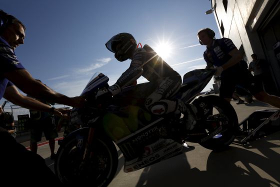 Jorge Lorenzo sale del box, el sábado en Alcañiz.