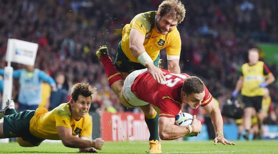 George North, de Gales, intenta anotar un ensayo.