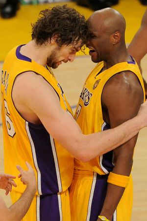 Gasol y Odom, en los Lakers en 2011