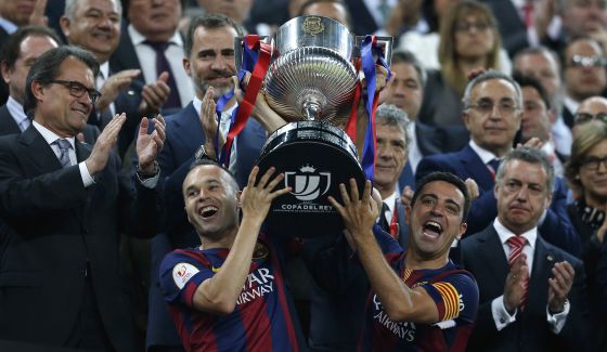 Iniesta y Xavi levantan la última Copa del Rey ganada por el Barcelona