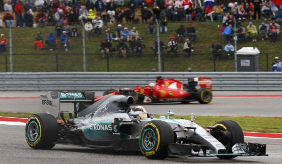 El Mercedes de Hamilton por delante del Ferrari de Vettel, durante el GP de Austin