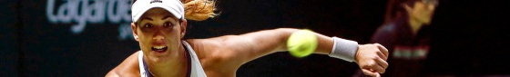 Muguruza devuelve la bola contra Safarova.