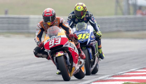 Márquez y Rossi en un momento de la carrera del GP de Malasia.