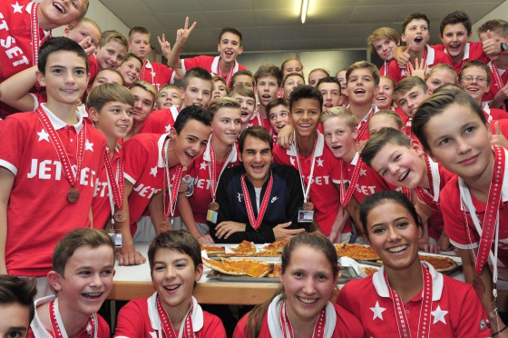 Federer obsquia con pizzas a los recogepelotas.
