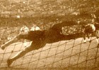 Araquistain le para el penalti a Mateos