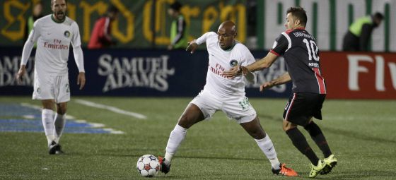 Senna protege la pelota durante la final ante Ottawa.