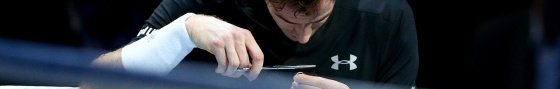 Murray se corta el pelo durante el partido contra Nadal.