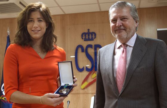 Muguruza recibe la medalla de bronce.