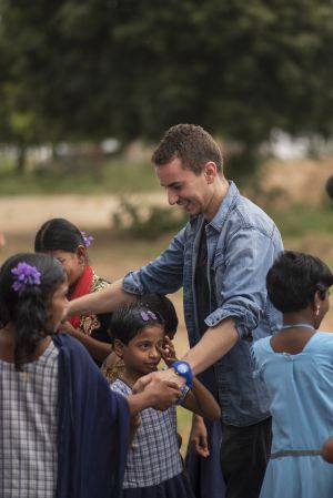 Lorenzo rodeado de niños en su visita a la Fundación Vicente Ferrer.